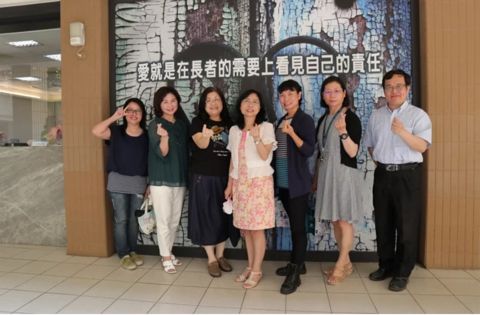 校長林惠賢(左四)擘劃了「WE Love FY我們愛輔英」的治校理念。圖／輔英科技大學提供