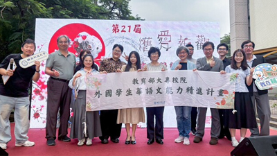 古典詩詞遇上AI 輔英外籍生唱華語、擺異國市集圖片